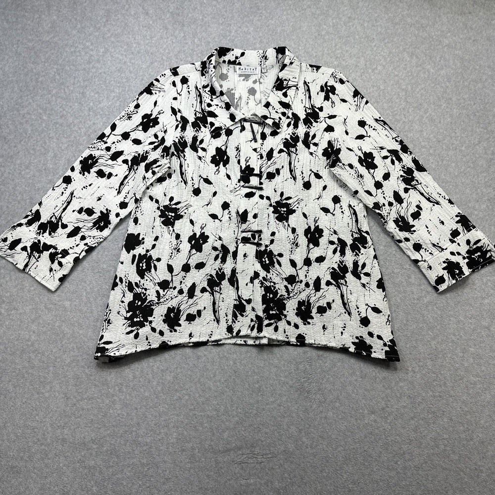 Habitat Top Small White Black Abstract Floral Toggle Lagenlook Coastal Casual
